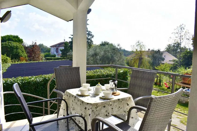 Flat with terrace - Image 1