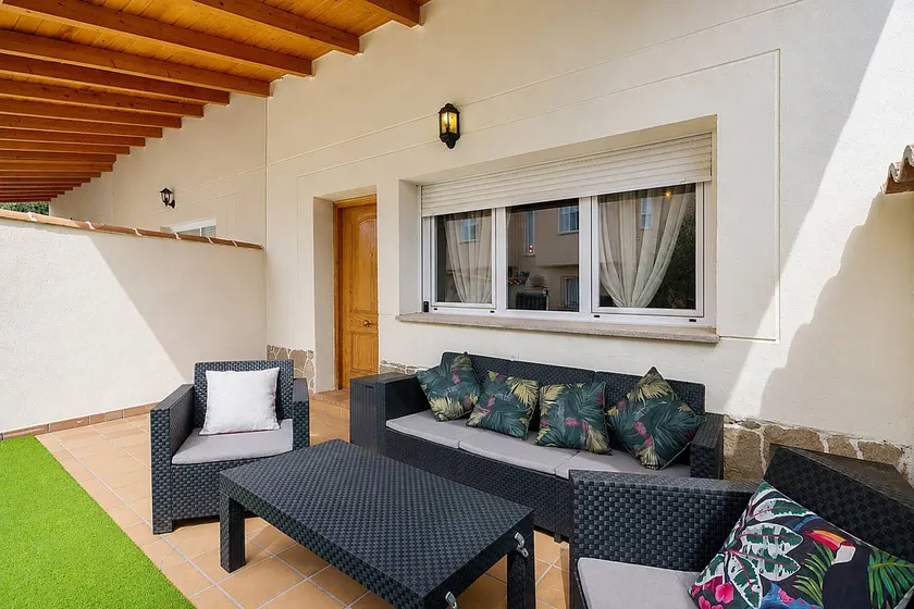 Ample holiday home with BBQ & terrace - Image 1
