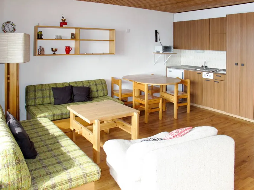 Holiday apartment with pool - Image 1
