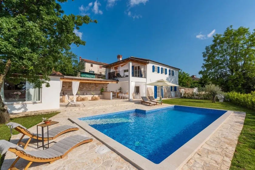 Villa with barbecue & pool | Water view - Image 1