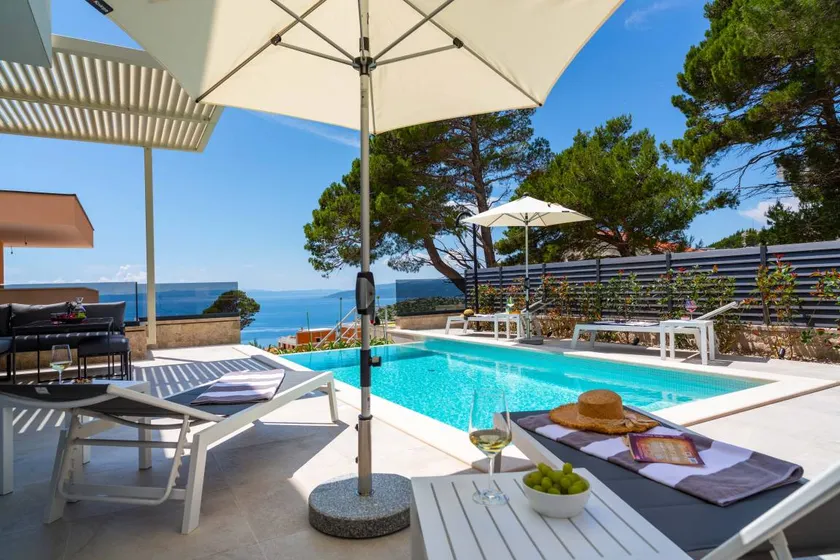 Villa with terrace, barbecue & hot tub | Water view - Image 1
