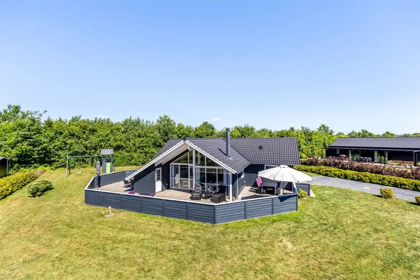 Holiday home with BBQ, sauna & garden - Image 1