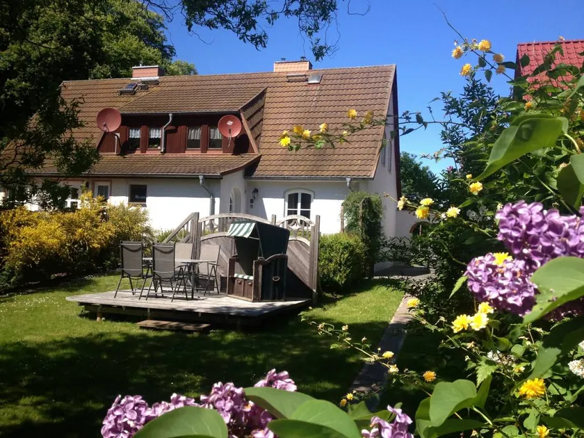 Holiday apartment with garden - Image 1