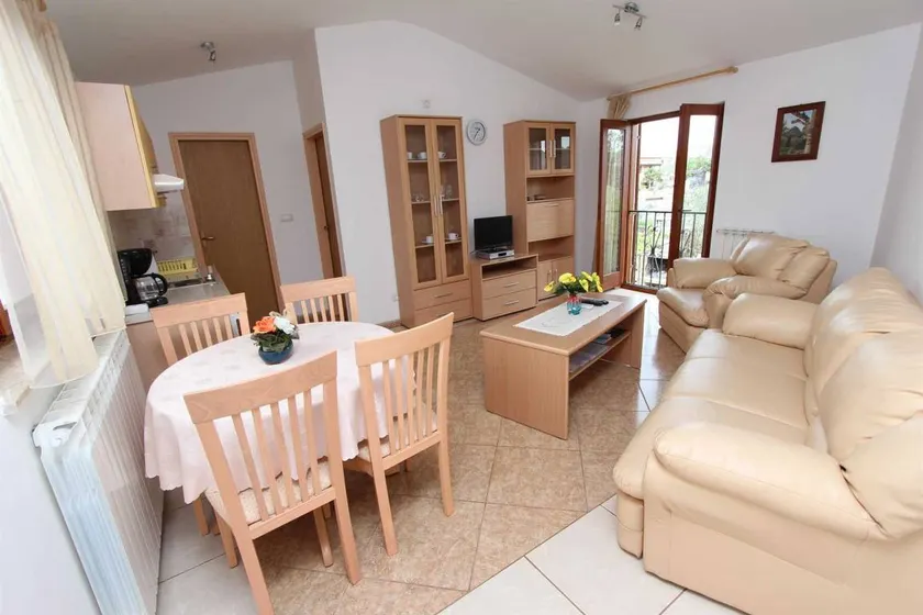 Child-friendly charming flat with barbeque & garden - Image 1