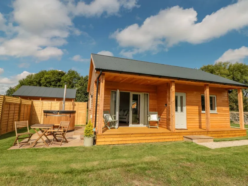 Cottage with garden & jacuzzi - Image 1