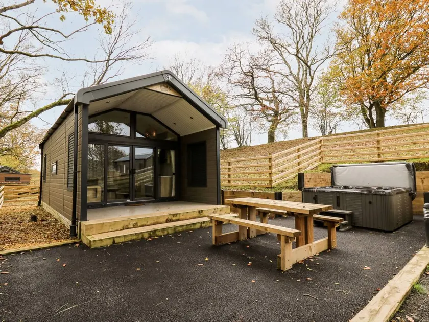 Cottage with jacuzzi & garden - Image 1