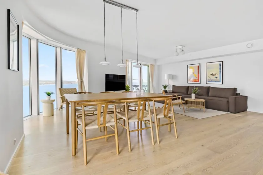 Penthouse suite on 35th floor - Image 1