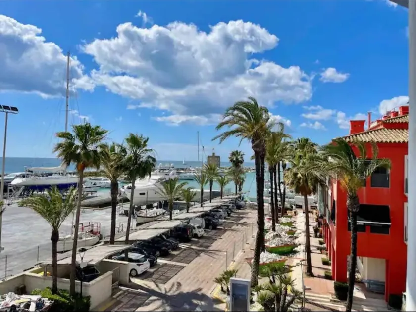 Grand appartement de vacances entièrement équipé avec internet haut débit, jardin et terrasse | Vue plage | Proche de la plage | Avec animaux bienvenus - Image 1