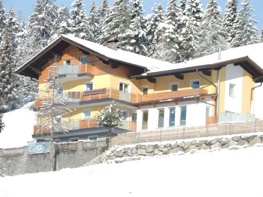 Holiday apartment with garden, barbeque & pool - Image 1