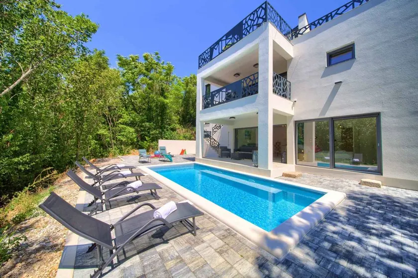 Villa with barbecue, terrace & private pool - Image 1