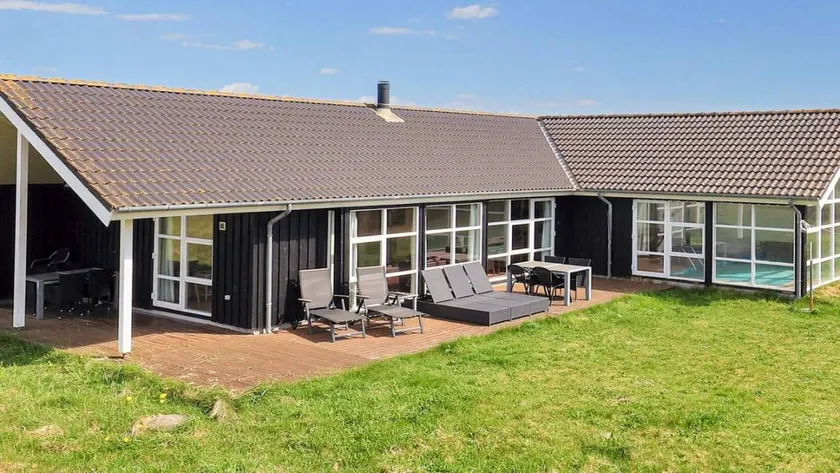 Holiday home with pool, sauna & hot tub - Image 1