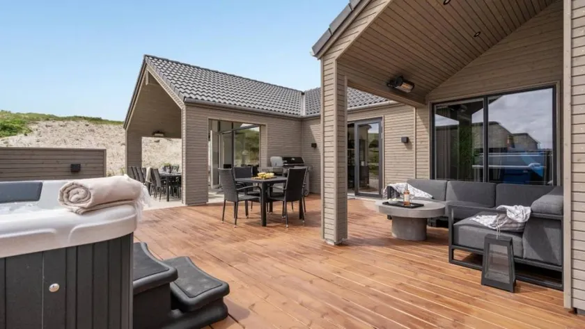 House with terrace, garden & pool - Image 1