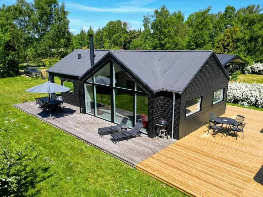 Fully equipped holiday home with garden & terrace - Image 1