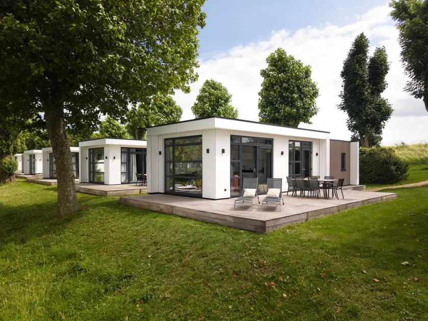 House with terrace - Image 1