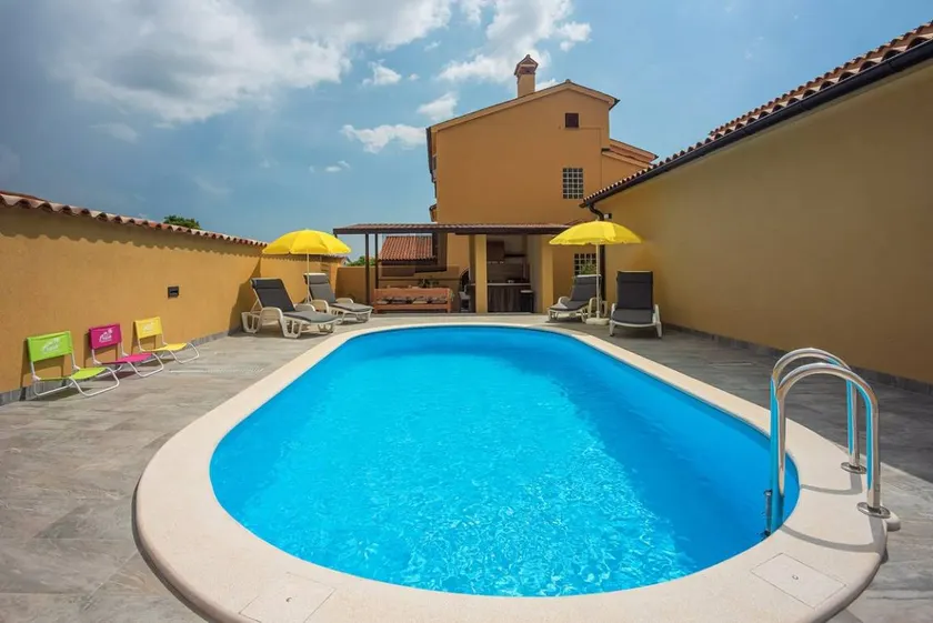 Fully equipped pleasant villa with BBQ, private pool & garden | Dogs allowed - Image 1