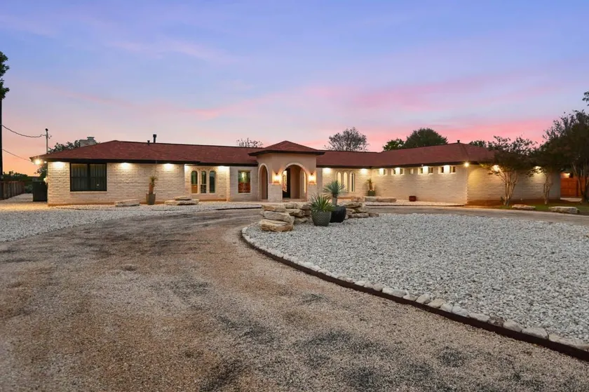 Holiday home with terrace, private pool & garden - Image 1