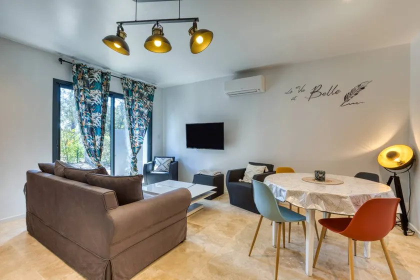 Holiday Home “Nestled Among the Pines” with Wi-Fi and Air Conditioning - Image 1