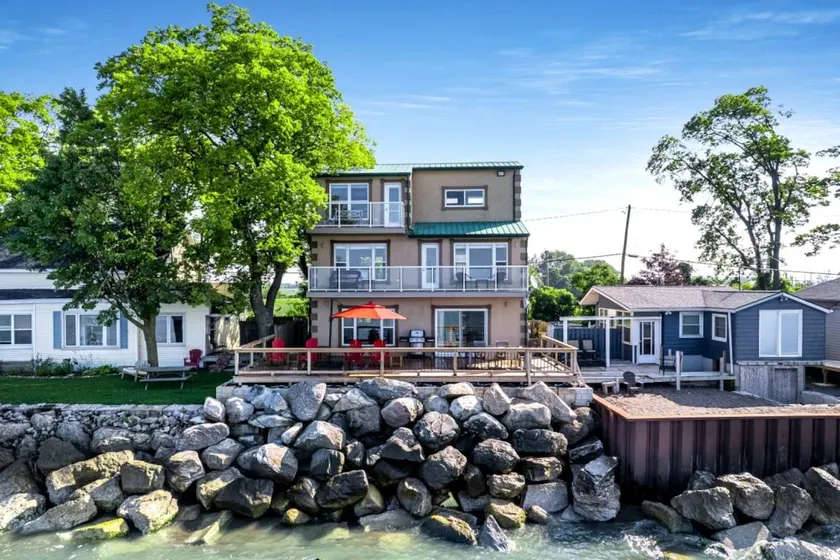 Glorious Cottage with Amazing Sights in Leamington, Ontario - Image 1