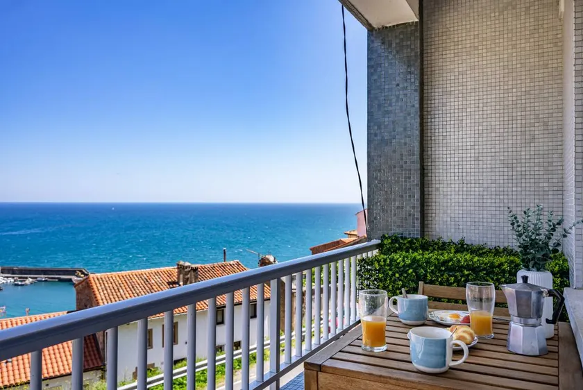 Apartment 'El Privilegio De Lastres' with Sea View and Balcony - Image 1