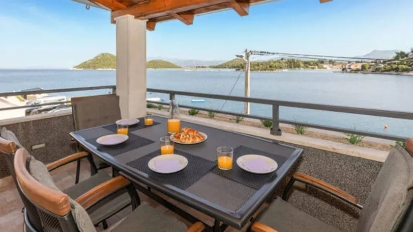 Villa with BBQ, terrace & garden - Image 1