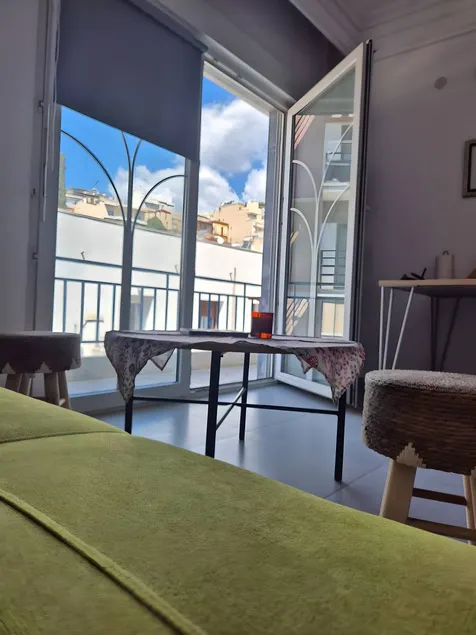 Mokshouse – Bright, Comfortable Apartment near City Center and Beach - Image 1