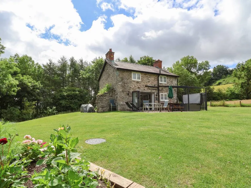 Cottage with jacuzzi & garden | Pets allowed - Image 1