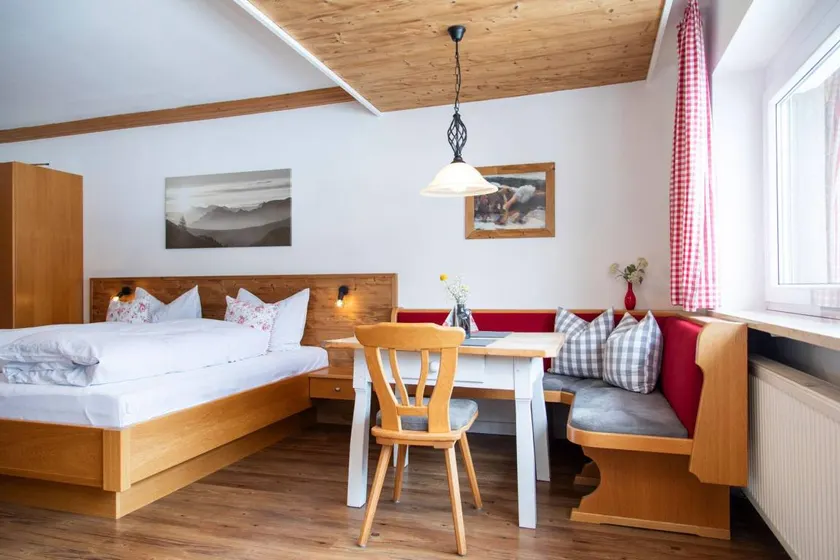 Apartment with terrace & garden | Mountain view - Image 1