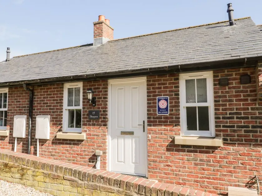 Child-friendly lovely cottage with garden | Beach view | Dogs allowed - Image 1
