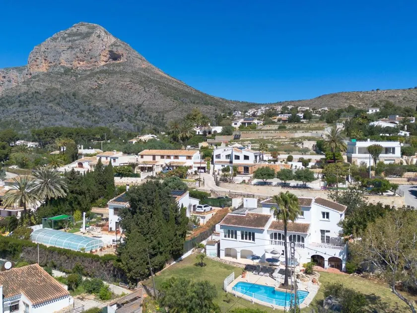 Villa with barbecue, private pool & garden - Image 1