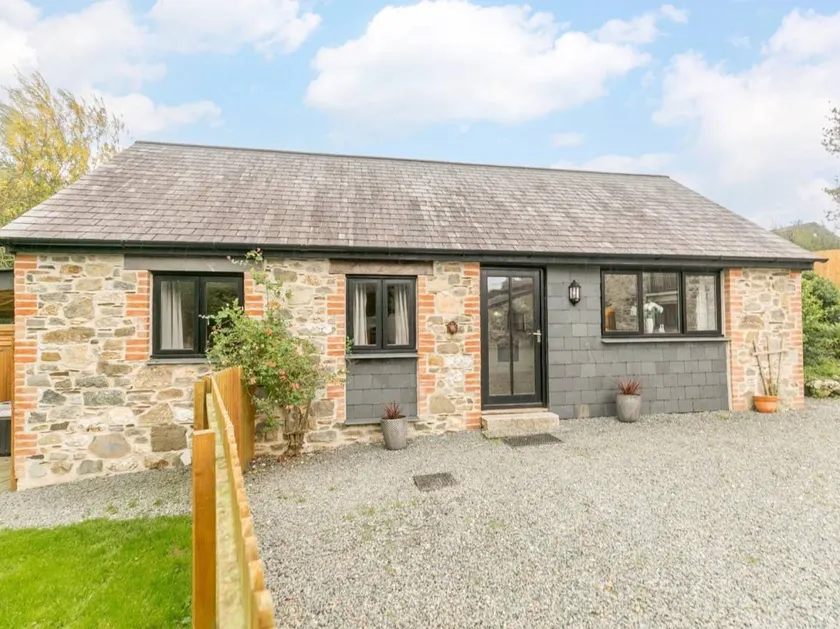 Holiday home with jacuzzi & garden - Image 1
