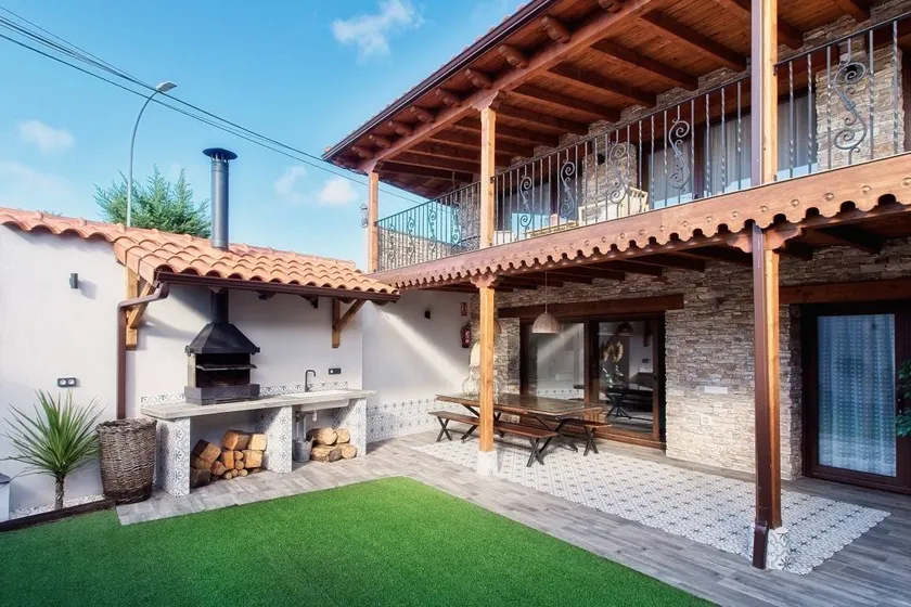Holiday Home 'Con Encanto' with Private Garden, Balcony and Wi-Fi - Image 1