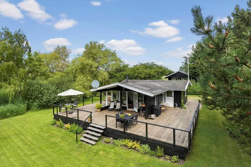 Holiday home with barbeque & terrace - Image 1