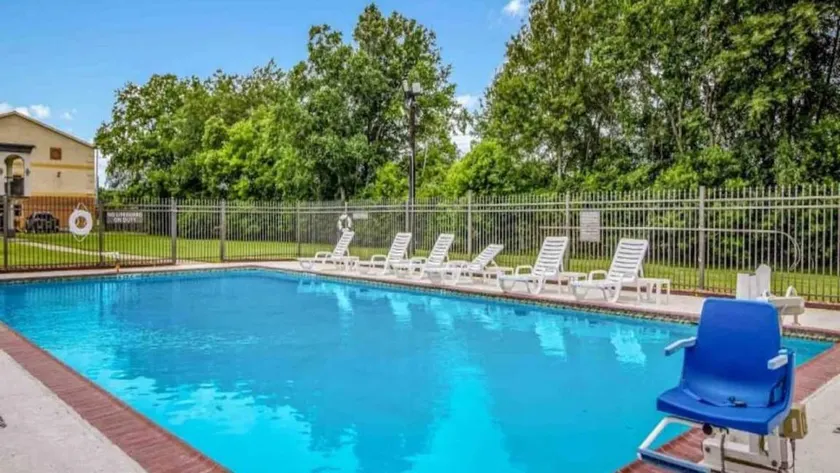 Flat with pool - Image 1