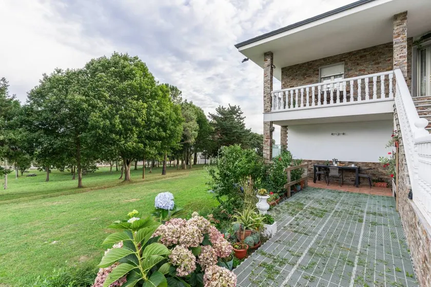 Flat with garden & terrace | Mountain view - Image 1