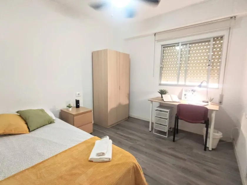 Atractiva habitación en casa de familia - Image 1