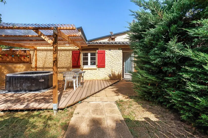 Cottage with barbecue, terrace & garden - Image 1