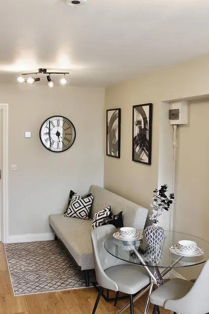 Flat with terrace & garden - Image 1