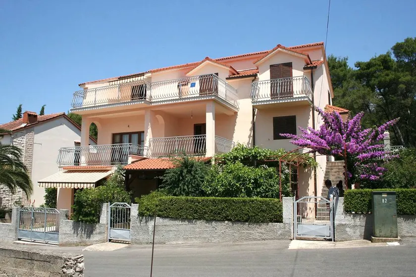 Holiday apartment with terrace, garden & barbecue - Image 1