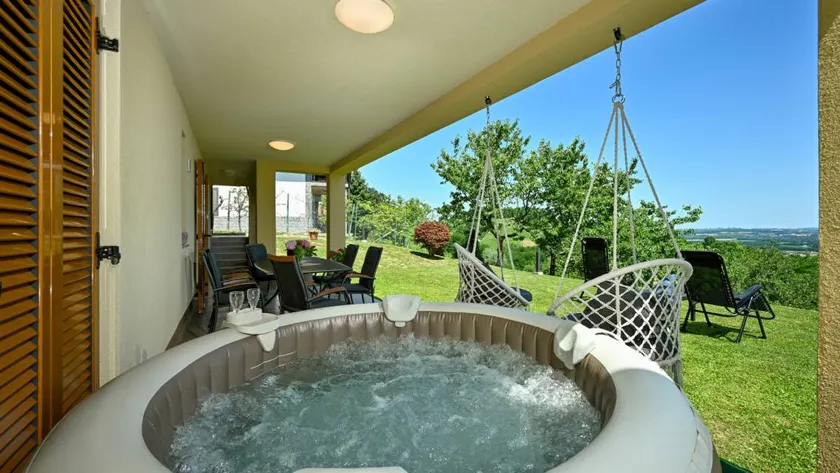 Lovely villa with jacuzzi, garden & barbecue - Image 1