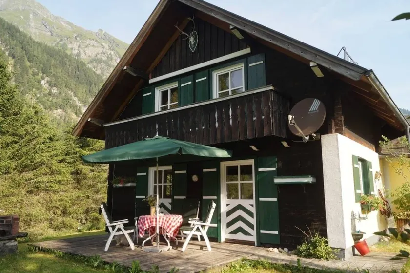 Holiday home with barbeque & garden - Image 1