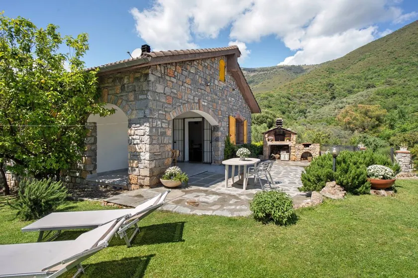 Villa 'Rosmarino' with Mountain View, Wi-Fi and Air Conditioning - Image 1