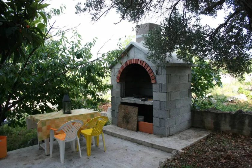 Apartment with terrace, barbeque & garden - Image 1