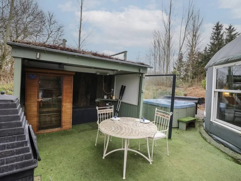 Charming cottage with garden, hot tub & sauna | Pets are welcome - Image 1