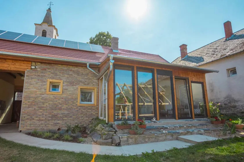 Holiday home with terrace & garden - Image 1