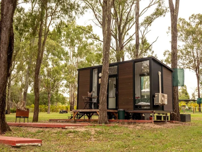 Cozy Pet-Friendly Tiny House with Barbecue and Firepit in Queensland, Australia - Image 1