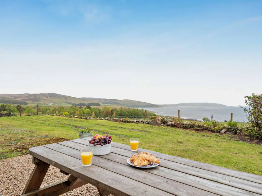 Cottage with barbeque & garden | River view - Image 1