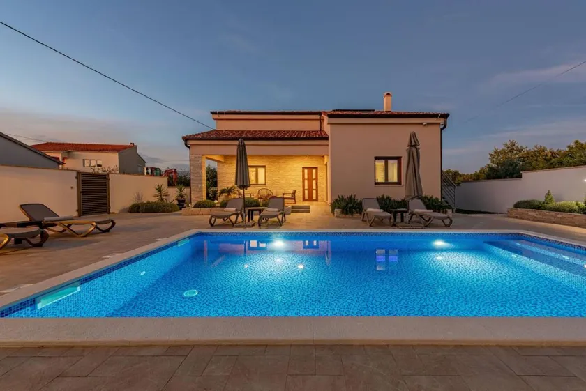 Villa with garden, barbeque & private pool | Mountain view - Image 1