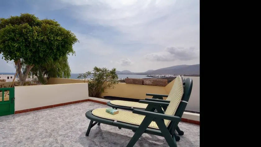 Apartment with terrace & garden | Mountain view - Image 1