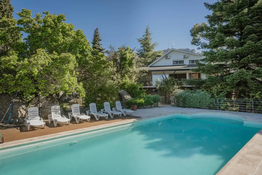 Family-friendly house with private pool, BBQ & terrace | Mountain view | Perfect for remote work | Pet-friendly - Image 1