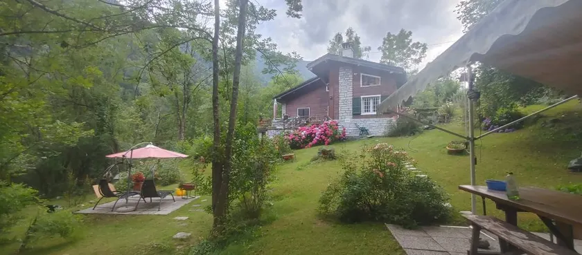 Chalet with terrace & garden - Image 1
